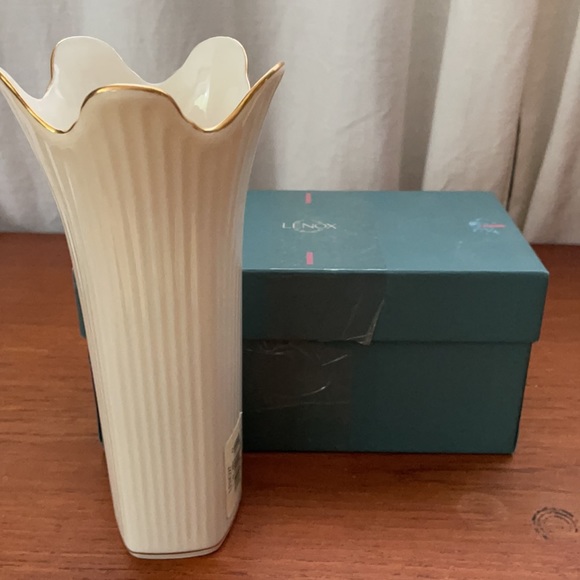 Lenox Meridian Collection 7 3/4" Cream Ribbed Vase - Picture 4 of 4